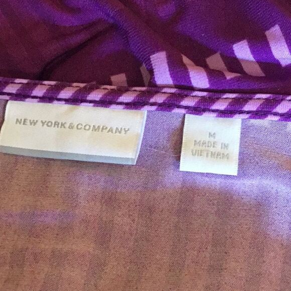 Short sleeved v neck dress with side ruffle in size med by NEW YORK & CO - Picture 12 of 14